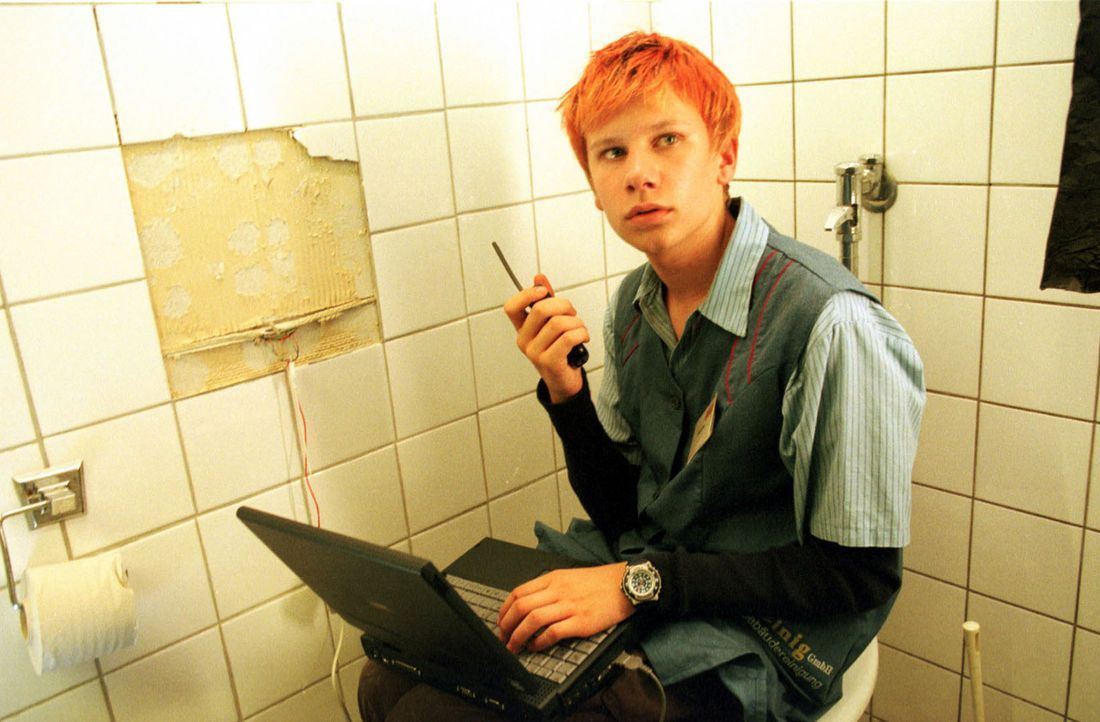 Jan (Robert Stadlober) verschafft sich in der Toilette des Laborkomplexes Zugang zum Datennetz und loggt sich mit einem Laptop in das ASL-Computersy... - Bildquelle: Diane Krüger Sat.1
