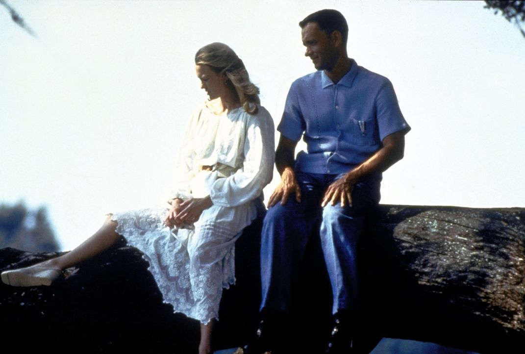 Die enge Freundschaft zwischen Forrest (Tom Hanks, r.) und Jenny (Robin Wright, l.) hält ein Leben lang ... - Bildquelle: Paramount Pictures