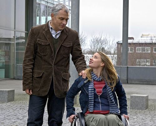  Seiner Tochter Franka (Jytte-Merle Böhrnsen, r.), die seit einem Unfall im Rollstuhl sitzt, gilt Pauls ganze Aufmerksamkeit.    Ab 25.03.07 - imme... - Bildquelle: Sat 1
