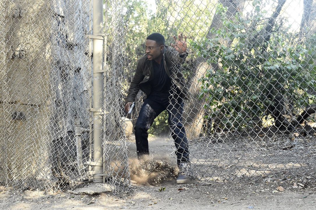 Als ein junger Graffitikünstler Zeuge eines Mordes wird ist er in großer Gefahr. Carter (Justin Hires) und Lee müssen ihn finden, um ihn zu beschütz... - Bildquelle: Warner Brothers