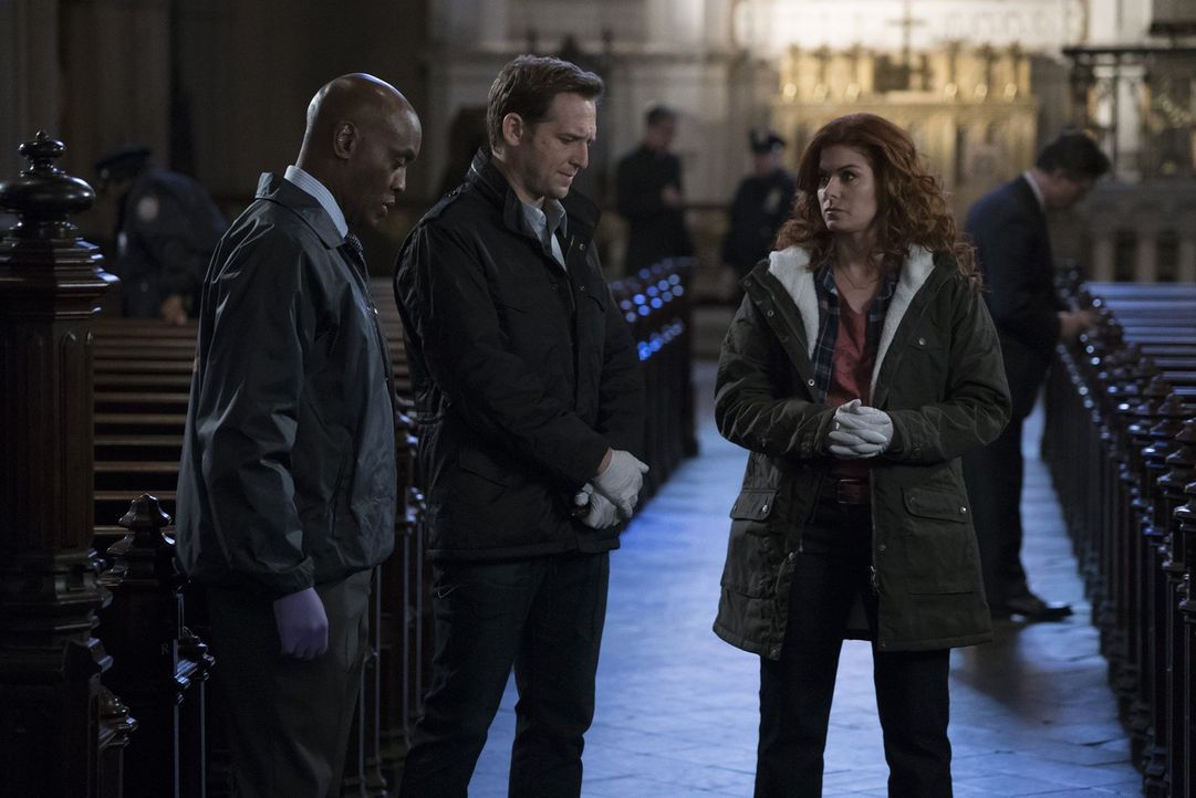 Reynaldo (Marc Webster, l.), Jake (Josh Lucas, M.) und Laura (Debra Messing, r.) werden zu einer Kirche gerufen, wo ein experimentierfreudiger Kunst... - Bildquelle: 2015 Warner Bros. Entertainment, Inc.