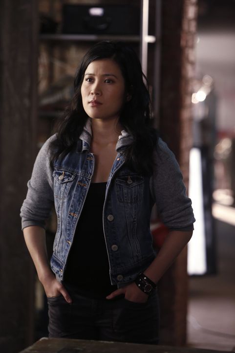 Nur wenn Happy (Jadyn Wong) schnell genug basteln kann, haben 10 Millionen Menschen noch eine Überlebenschance ... - Bildquelle: Monty Brinton 2015 CBS Broadcasting, Inc. All Rights Reserved.