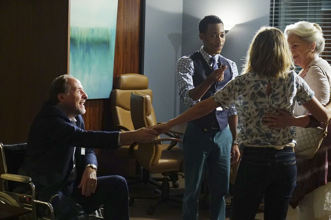 Während eines Aufenthalts in Marokko werden Kate (Wendy Phillips, r.) und Peter (Tony Pasqualini, l.) Carson gekidnappt. Die Entführer fordern inner... - Bildquelle: Richard Cartwright 2015 American Broadcasting Companies, Inc. All rights reserved.