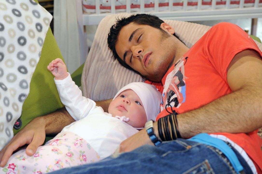 Maja wird in Bezug auf Maiks Babysitterqualitäten eines Besseren belehrt. v.l.n.r.: Pia (Marlene Thiele), Maik (Sebastian König) - Bildquelle: Sat.1