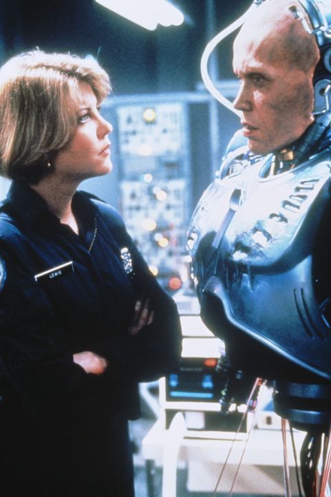 Weil er den ehrgeizigen Plänen einiger dubioser Geschäftemacher im Wege steht, erhält Polizistin Anne (Nancy Allen, l.) eine brutalere Version ih... - Bildquelle: Orion Pictures Corp.