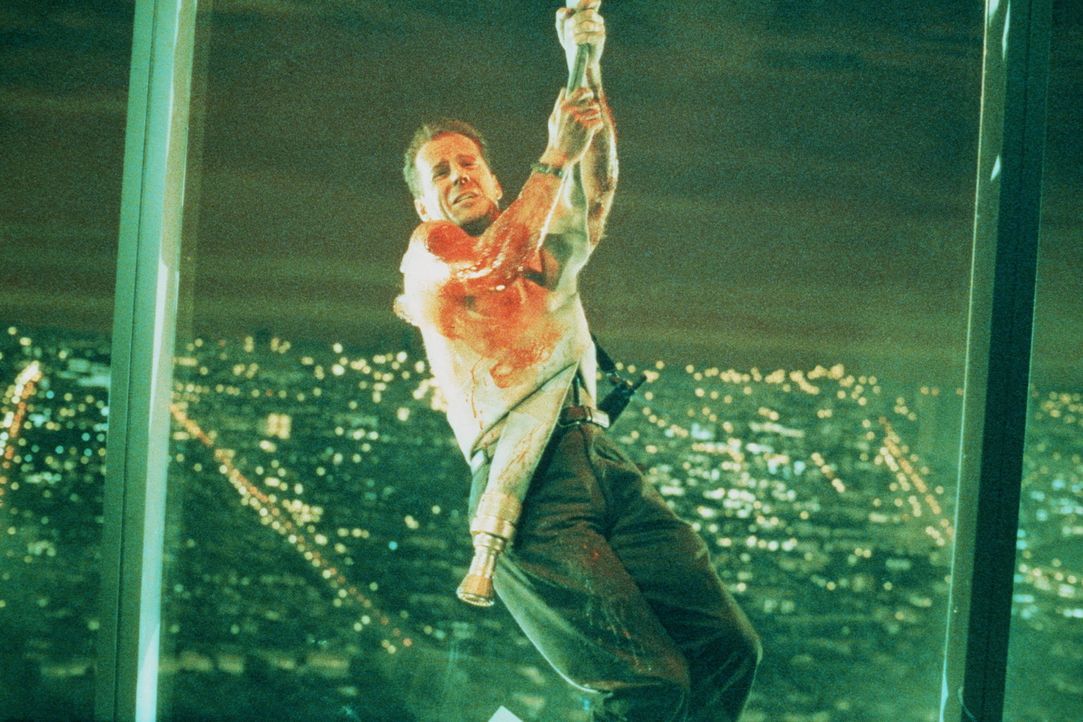 Hängend nimmt John McClane (Bruce Willis) den Kampf mit den skrupellosen Terroristen auf ... - Bildquelle: 20th Century Fox
