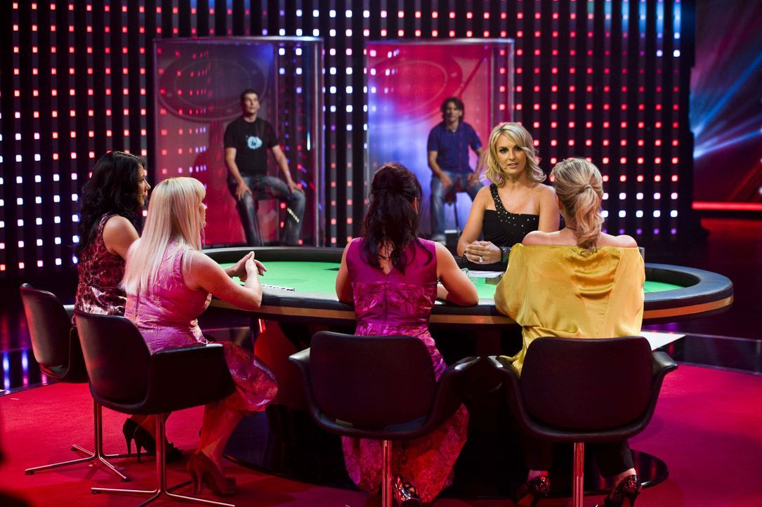 Zerrin (l.), Ursula (2.v.l.), Doreen (M.) und Yasmina (r.) zocken am Pokertisch mit Britt Hagedorn (2.v.r.) um das Können ihrer Männer ... - Bildquelle: SAT.1