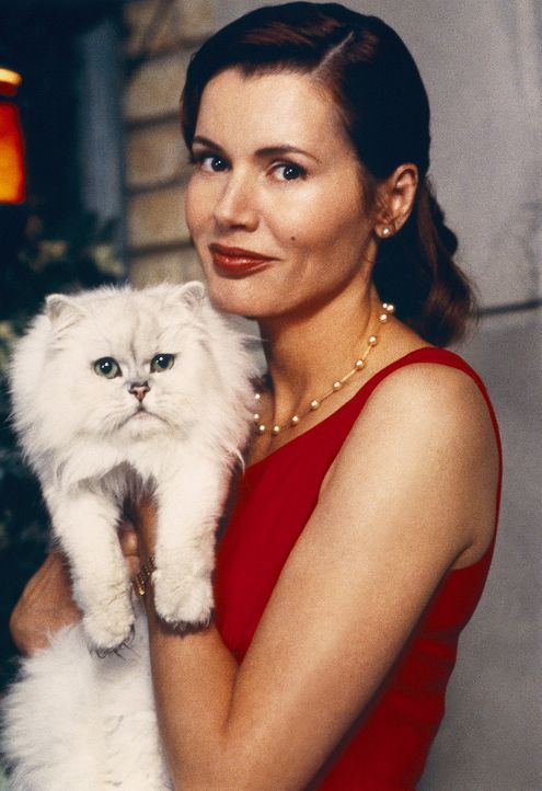 Mrs. Little (Geena Davis) ahnt nicht, dass ihre Katze Böses im Schilde führt ... - Bildquelle: Columbia TriStar Film