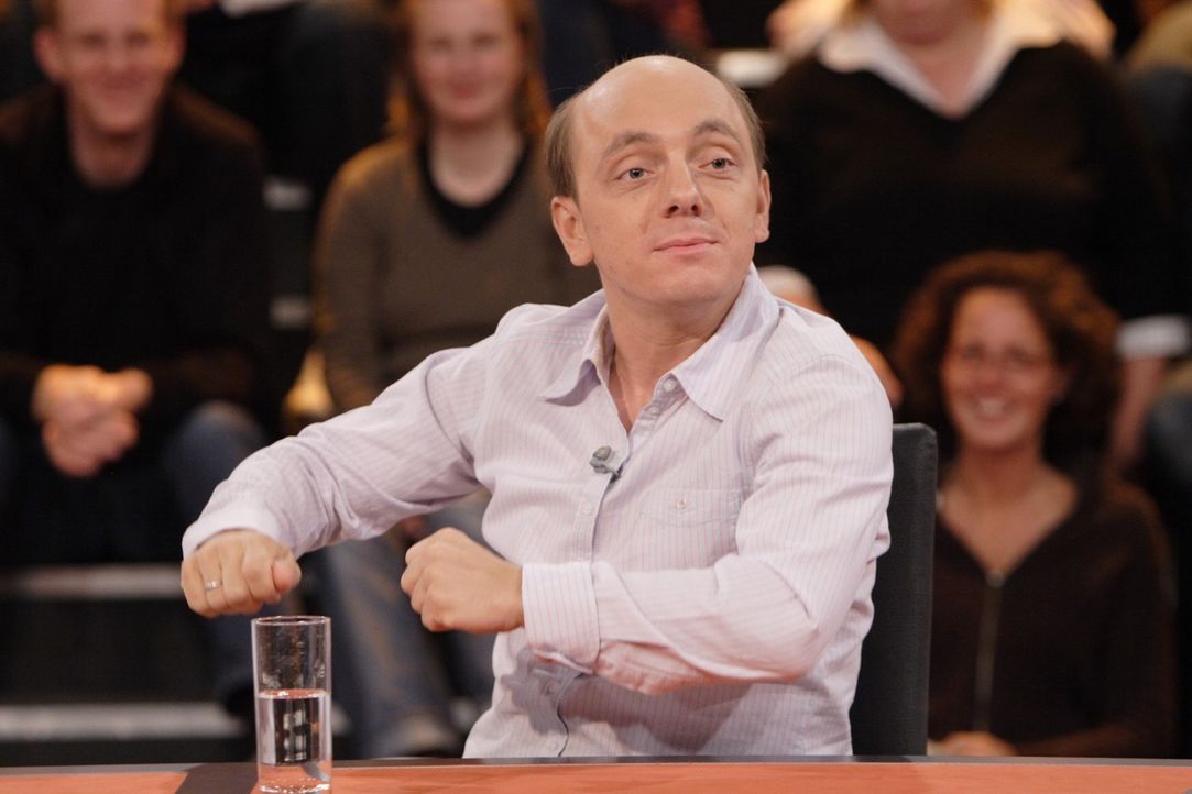 Bernhard Hoëcker ist auch in dieser Folge wieder Teil des "Rate-Teams" ... - Bildquelle: Sat.1