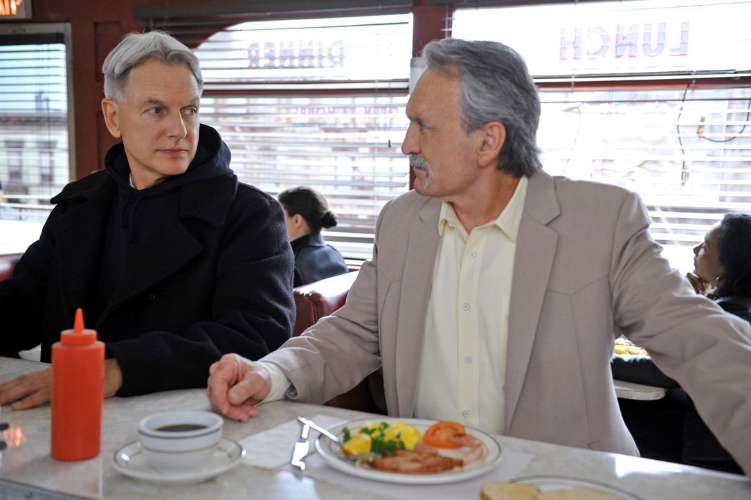 Was wäre wenn...: Gibbs (Mark Harmon, l.) und Mike Franks (Muse Watson, r.) - Bildquelle: CBS Television