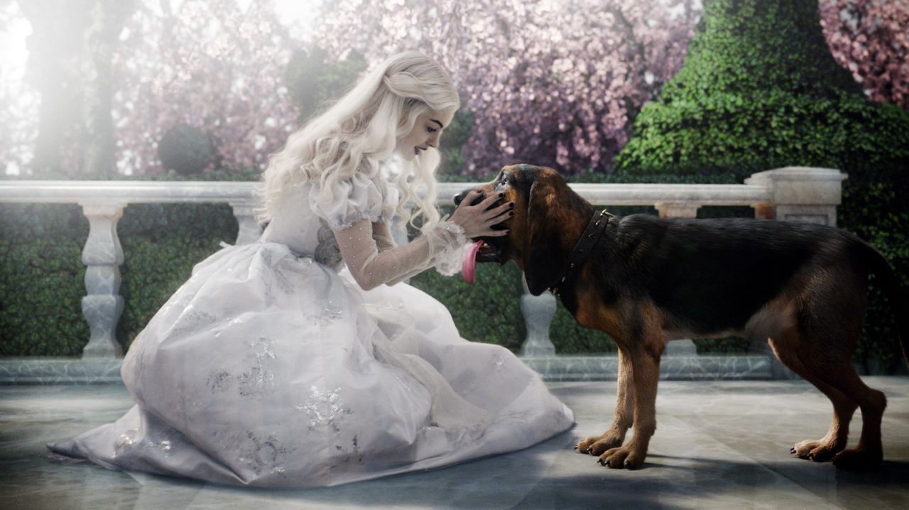 Der Hund Bayard eilt mit einer schlechten Nachricht zur Weißen Königin (Anne Hathaway, l.) ... - Bildquelle: Leah Gallo Disney Enterprises, Inc. All rights reserved