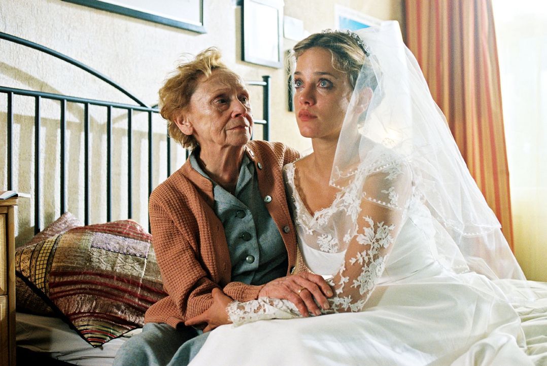 Verwirrung total: Nina (Muriel Baumeister, r.), die die Hochzeit von Karen und Hannes vorbereiten soll, sitzt tränenüberströmt in dem Designerkle... - Bildquelle: Sat.1