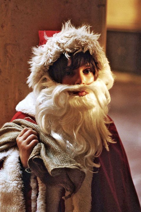 Um seine Lieblingsgans Henriette vor dem Schlachten zu retten, verkleidet sich Rudi (Markus Krojer) als Weihnachtsmann. Er möchte auf einer großen... - Bildquelle: Walter Wehner Sat.1
