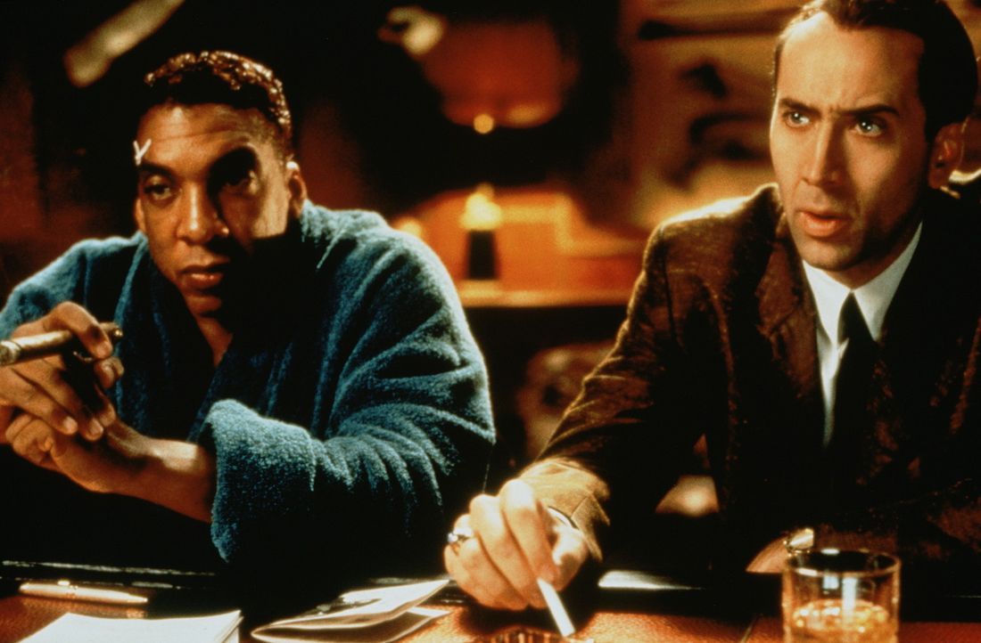 Während eines Boxkampfes von Lincoln Taylor (Stan Shaw, l.) wird der Verteidigungsminister erschossen. Der Cop Rick Santoro (Nicolas Cage, r.), der... - Bildquelle: Touchstone Pictures