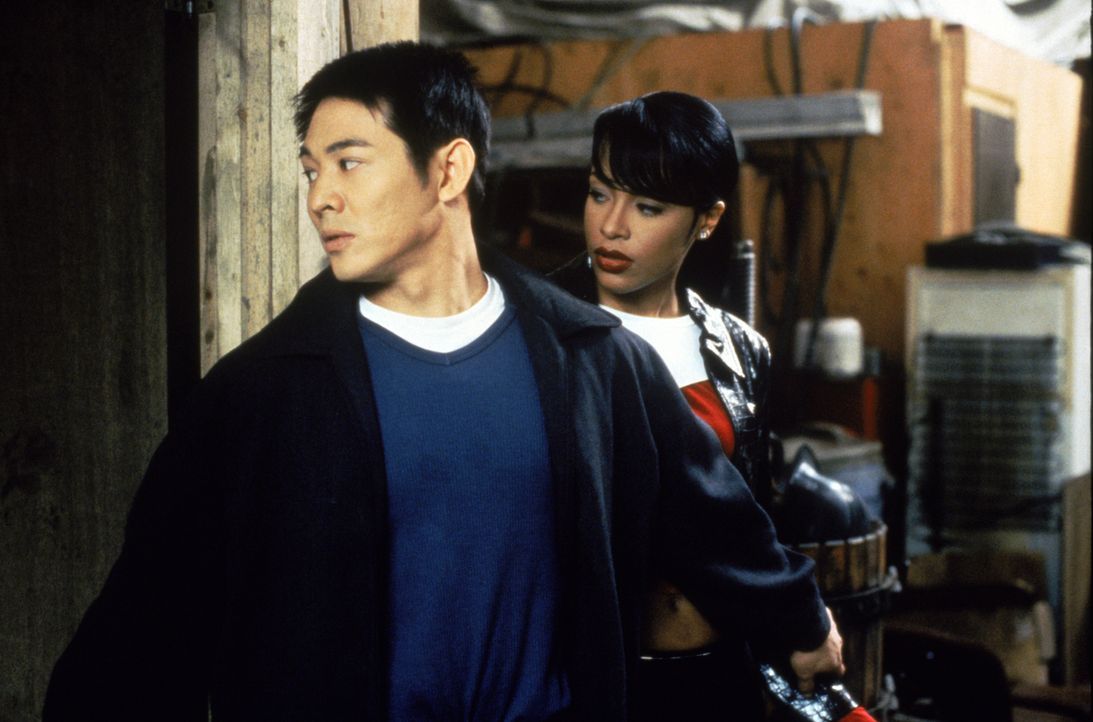 Kaum in den USA angekommen, läuft dem rachedurstigen Han (Jet Li, l.) die hübsche Trish (Aaliyah, r.) über den Weg, die die Tochter des Oberhauptes... - Bildquelle: Warner Bros. Pictures