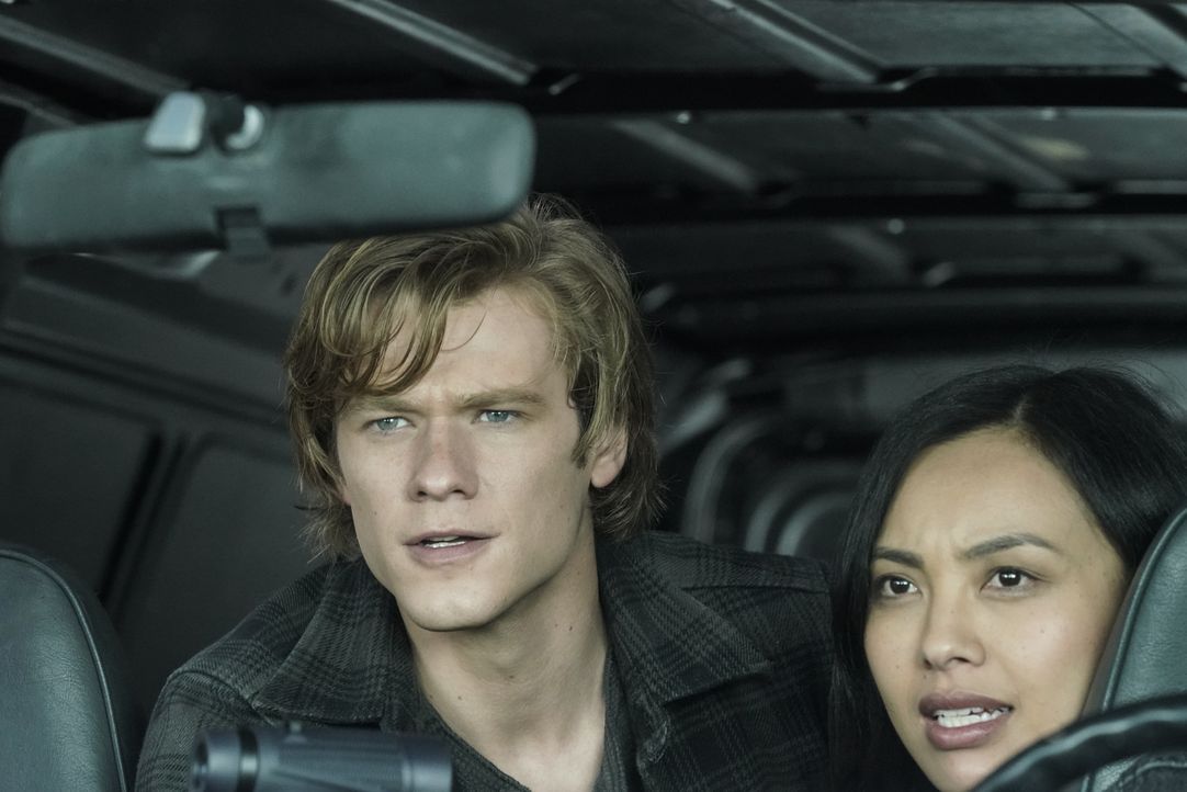 MacGyver (Lucas Till, l.); Desi (Levy Tran, r.) - Bildquelle: Jace Downs 2019 CBS Broadcasting, Inc. All Rights Reserved / Jace Downs