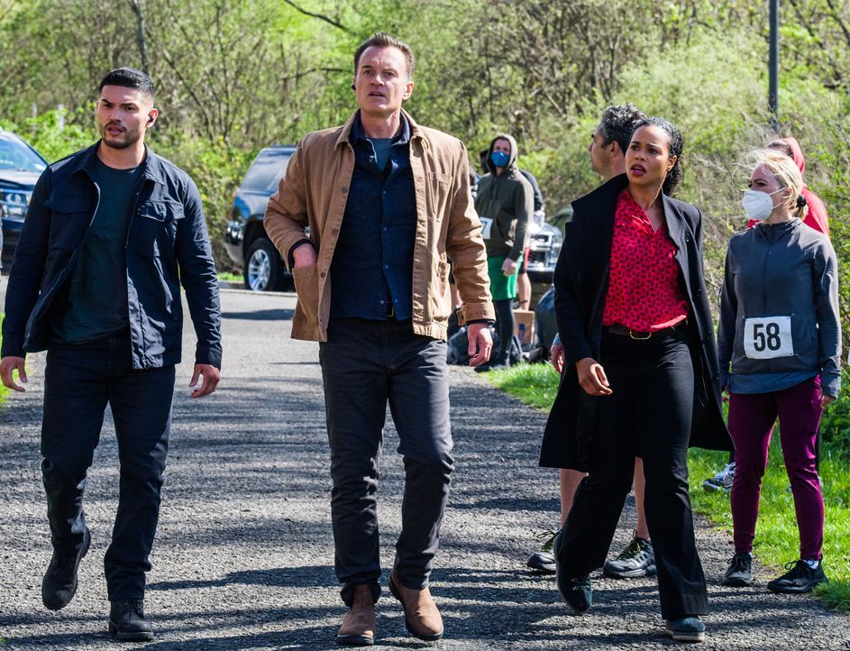 (v.l.n.r.) Ivan Ortiz (Miguel Gomez); Jess LaCroix (Julian McMahon); Sheryll Barnes (Roxy Sternberg) - Bildquelle: Mark Schafer 2020 CBS Broadcasting Inc. All Rights Reserved. / Mark Schafer