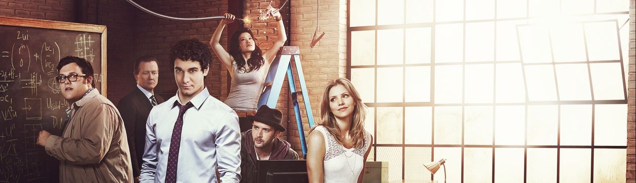 (1. Staffel) - Ein ganz besonderes Team: Walter O'Brien (Elyes Gabel, 3.v.l.), Toby Curtis (Eddie Kaye Thomas, 2.v.r.), Sylvester Dodd (Ari Stidham,... - Bildquelle: 2014 CBS Broadcasting, Inc. All Rights Reserved