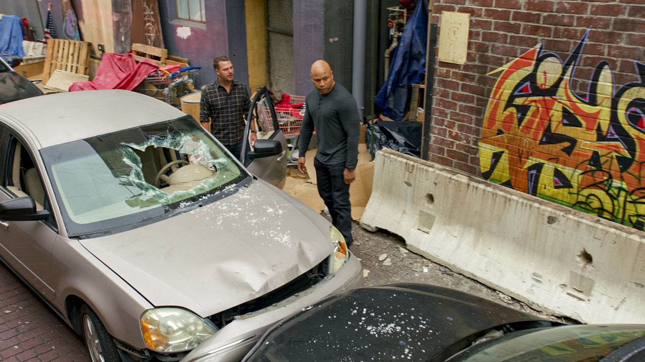 Special Agent G. Callen (Chris O'Donnell, l.); Special Agent Sam Hanna (LL Cool J, r.) - Bildquelle: Sonja Flemming 2020 CBS Broadcasting Inc. All Rights Reserved. / Sonja Flemming