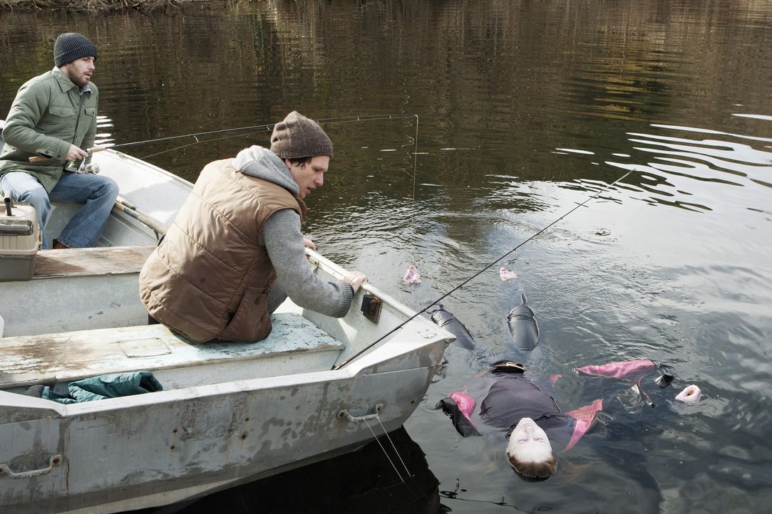 Zwei Angler (Peter Cilella, l. und Aaron Wilton, M.) haben vor Monaten die Leiche von Gail (Helena Barreet, r.) im Onondaga-See gefunden. Hat der ne... - Bildquelle: ABC Studios