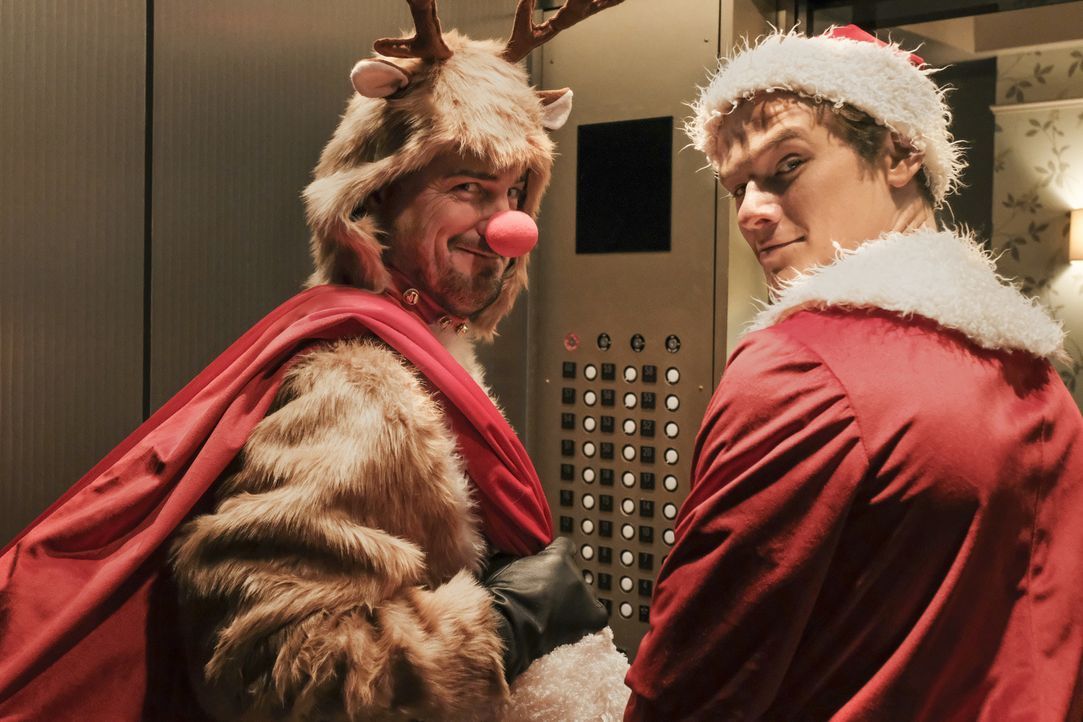 Es hätte für MacGyver (Lucas Till, r.) und Jack (George Eads, l.) eine schöne Weihnachtsfeier werden sollen, doch dann schlägt plötzlich das LAPD au... - Bildquelle: Guy D'Alema Guy D'Alema/CBS   2017 CBS Broadcasting, Inc. All Rights Reserved.