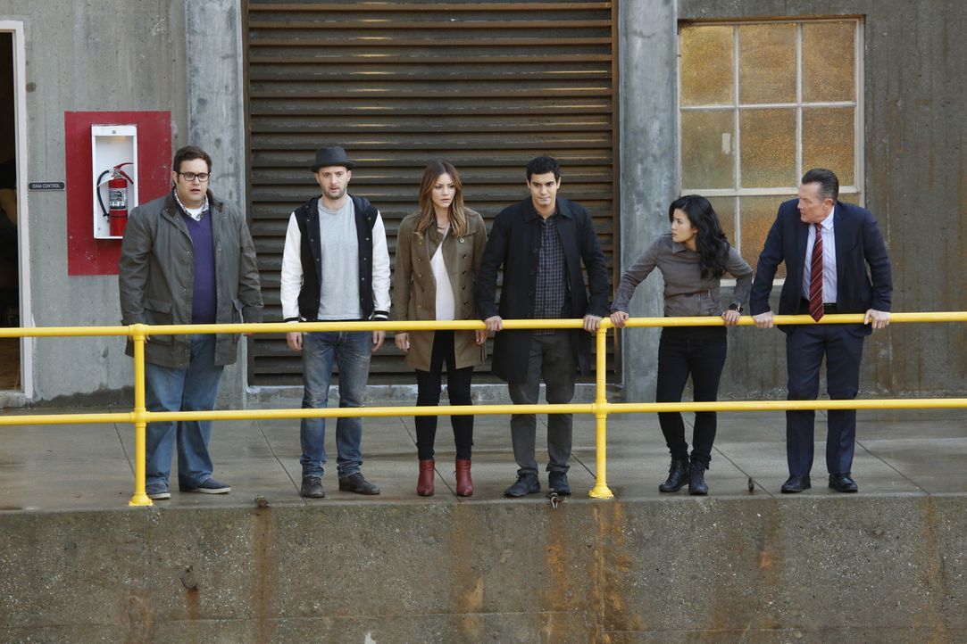 Eigentlich sollten Sylvester (Ari Stidham, l.), Toby (Eddie Kaye Thomas, 2.v.l.), Paige (Katharine McPhee, 3.v.l.), Walter (Elyes Gabel, 3.v.r.), Ha... - Bildquelle: Robert Voets 2015 CBS Broadcasting, Inc. All Rights Reserved.