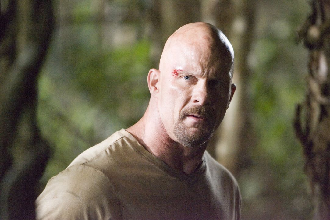 Wie neun weitere zum Tode verurteilte Schwerverbrecher wird Conrad (Steve Austin) auf eine abgelegene Insel gebracht, wo sich die Gangster vor laufe... - Bildquelle: 2007 WWE Films, Inc. All Rights Reserved.