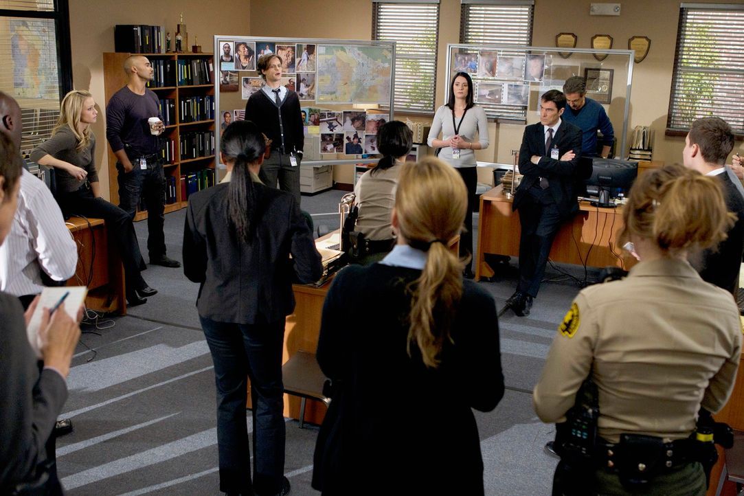 Ein neuer Fall beschäftigt Derek (Shemar Moore, hinten 2.v.l.), Prentiss (Paget Brewster, hinten 3.v.r.), JJ (A. J. Cook, hinten l.), Reid (Matthew... - Bildquelle: ABC Studios