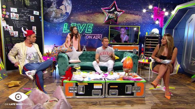 Promi Big Brother - Promi Big Brother - Tag 17 In Der Late Night Show: Gibt Es Jetzt Ein Pbb-traumpaar?