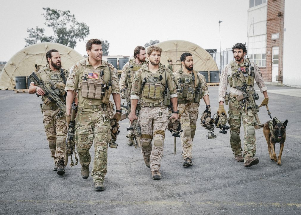 (v.l.n.r.) Sonny Quinn (A.J. Buckley); Jason Hayes (David Boreanaz); Trent (Tyler Grey); Clay Spenser (Max Thieriot); Ray Perry (Neil Brown Jr.); Br... - Bildquelle: Erik Voake Erik Voake/CBS  2017 CBS Broadcasting, Inc. All Rights Reserved