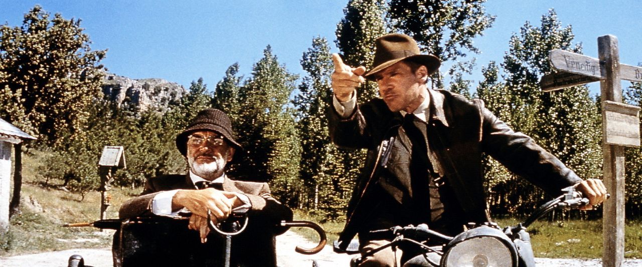 Zwischen Henry Jones (Sean Connery, l.) und "Junior" (Harrison Ford, r.) bahnt sich ein Vater-Sohn-Konflikt an: Indy will nach Iskenderun, um den Gr... - Bildquelle: Paramount Pictures