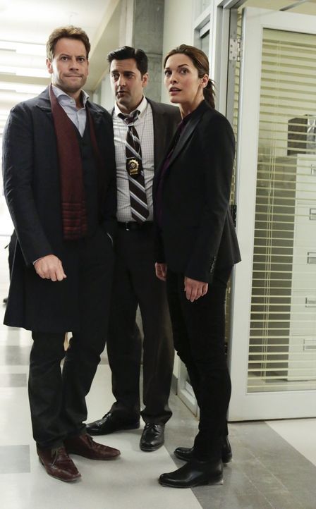 Jagen einen Mörder: (v.l.n.r.) Detective Hanson (Donnie Keshawarz), Henry (Ioan Gruffudd) und Detective Jo Martinez (Alana de la Garza) ... - Bildquelle: Warner Brothers