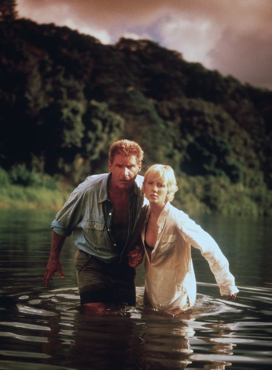 Stürzen auf einer einsamen Insel ab und müssen sich dort durchschlagen: Robin Monroe (Anne Heche, r.) und Quinn Harris (Harrison Ford, l.) ... - Bildquelle: Touchstone Pictures