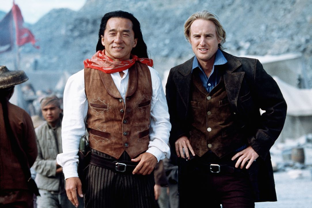 Immer wieder stolpern Möchtegern-Ganove Roy O'Bannon (Owen Wilson, r.) und der unbedarfte Chon (Jackie Chan, l.) von einer grotesken Situation in di... - Bildquelle: Beta Film GmbH