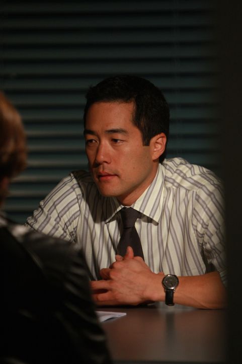 Nimmt sich einen Verdächtigen vor: Kimball Cho (Tim Kang) ... - Bildquelle: Warner Bros. Television