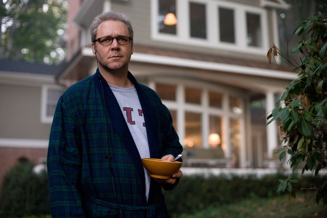 CIA-Agent Ed Hoffman (Russell Crowe) entwickelt seine Strategien per Laptop im Wohnzimmer seines Einfamilienhauses. Für ihn zählen Verbündete nur so... - Bildquelle: Warner Brothers