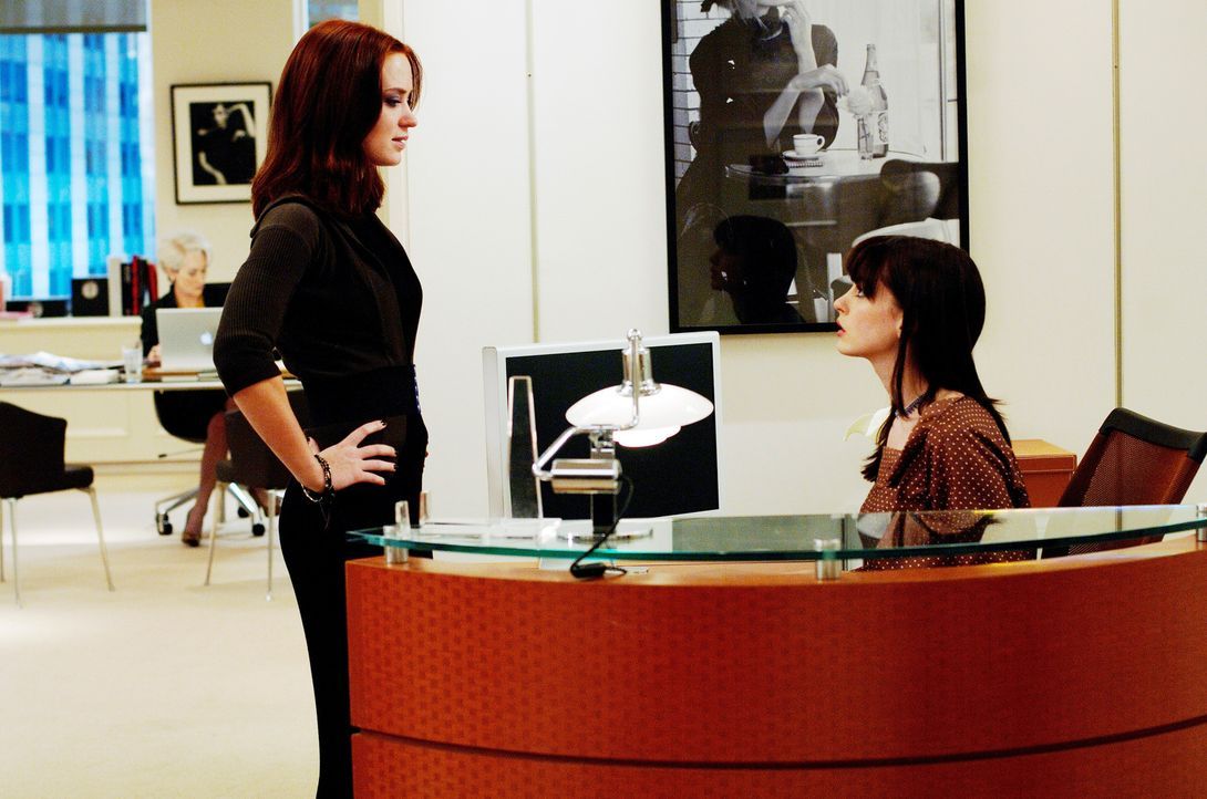 Als sich Andy (Anne Hathaway, r.) plötzlich vollkommen verändert und an die Glitzerwelt in NYC anpasst, macht sich Mirandas erste Assistentin Emily... - Bildquelle: 2006 Twentieth Century Fox