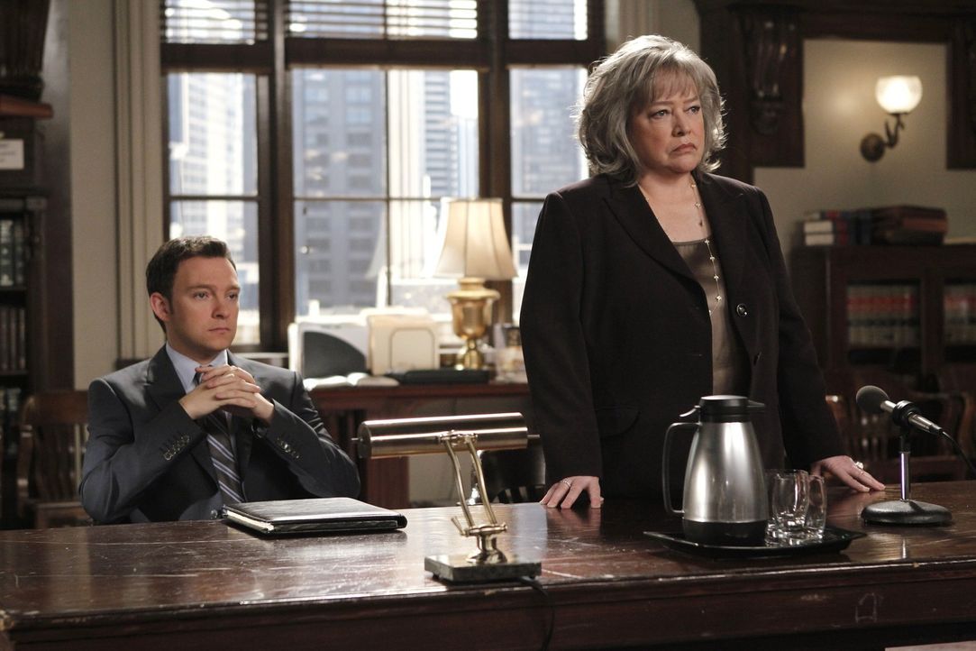 Ein neuer Fall beschäftigt Harriet (Kathy Bates, r.) und Adam (Nathan Corddry, l.) ... - Bildquelle: Warner Bros. Television