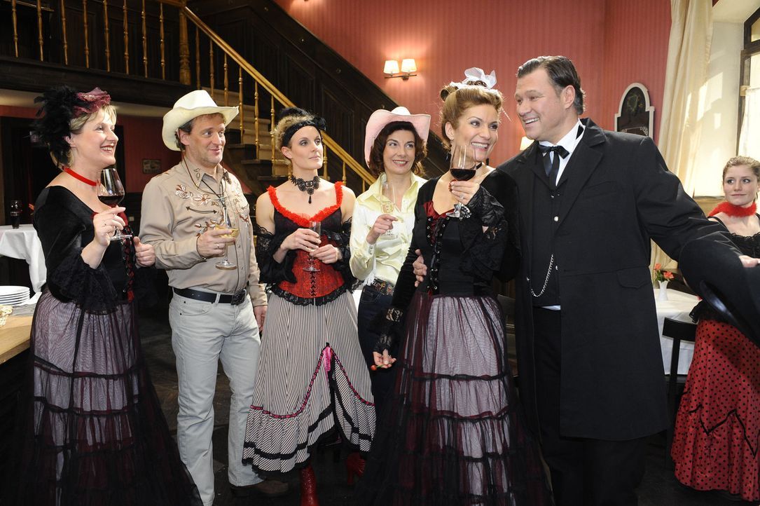 Die Abschiedsparty von Anna und Jonas ist im vollem Gange: (v.l.n.r.) Susanne (Heike Jonca), Ingo (Wolfgang Wagner), Maja (Barbara Lanz), Steffi (Ka... - Bildquelle: SAT.1