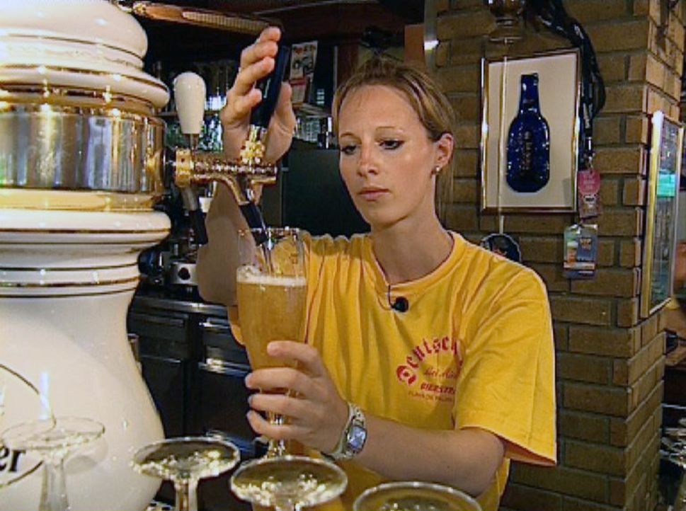 Sandra hat einen Job in einem Restaurant gefunden und schenkt am Tresen Bier aus. - Bildquelle: Sat.1