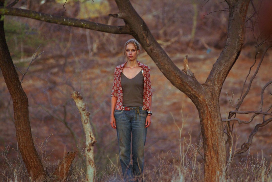 Ganz alleine macht sich Carola (Nina Hoss) auf die Suche nach ihrem Samburu-Krieger! Eine gefährliche Reise durch die Weiten Kenias beginnt! - Bildquelle: Constantin Film Produktion GmbH