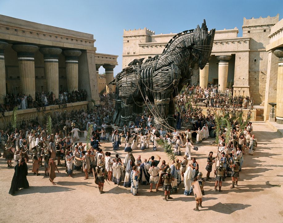Das zehnte Jahr der Belagerung begann, als Odysseus eine geniale Idee hat: Er lässt ein riesiger Holzpferd bauen, in dessen Rumpf sich etliche griec... - Bildquelle: Warner Brothers International Television