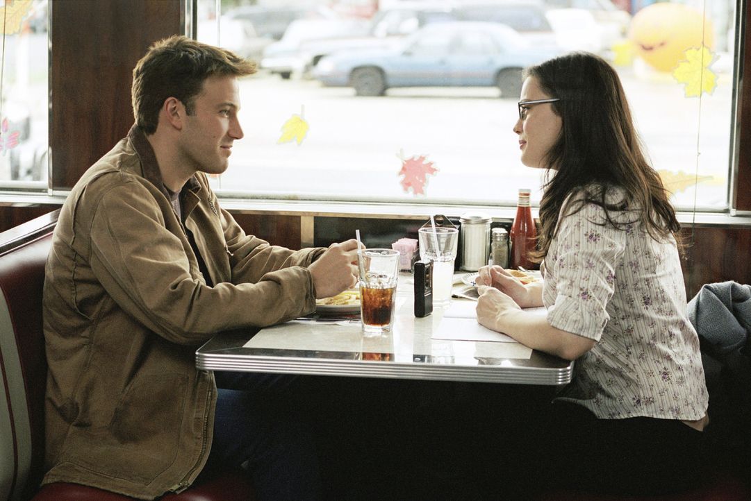 Durch Maya (Liv Tyler, r.) findet Ollie (Ben Affleck, l.) wieder Freude am Leben ... - Bildquelle: Miramax Films. All rights reserved