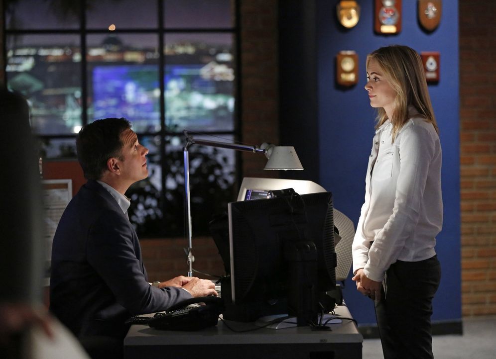 Was ist los zwischen Tony (Michael Weatherly, l.) und Eleanor (Emily Wickersham, r.)? - Bildquelle: 2014 CBS Broadcasting, Inc. All Rights Reserved