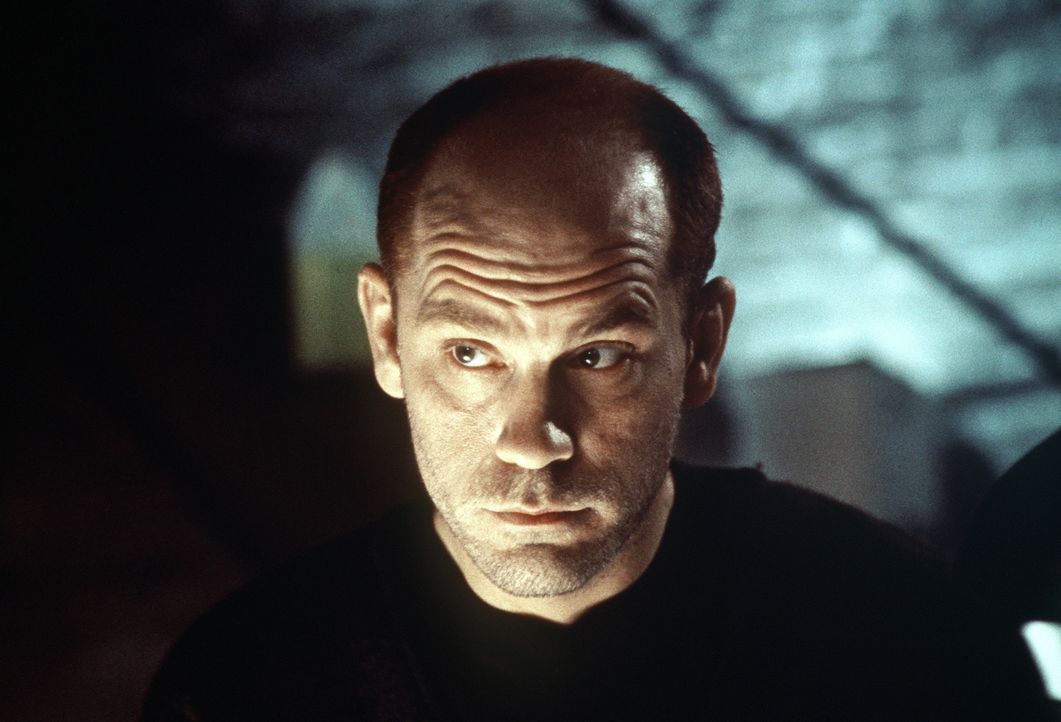 Der wahnsinnige Attentäter Mitch Leary (John Malkovich) weiß genau, wie er Franks angeschlagene Psyche für sein Vorhaben nutzen kann ... - Bildquelle: Columbia Pictures