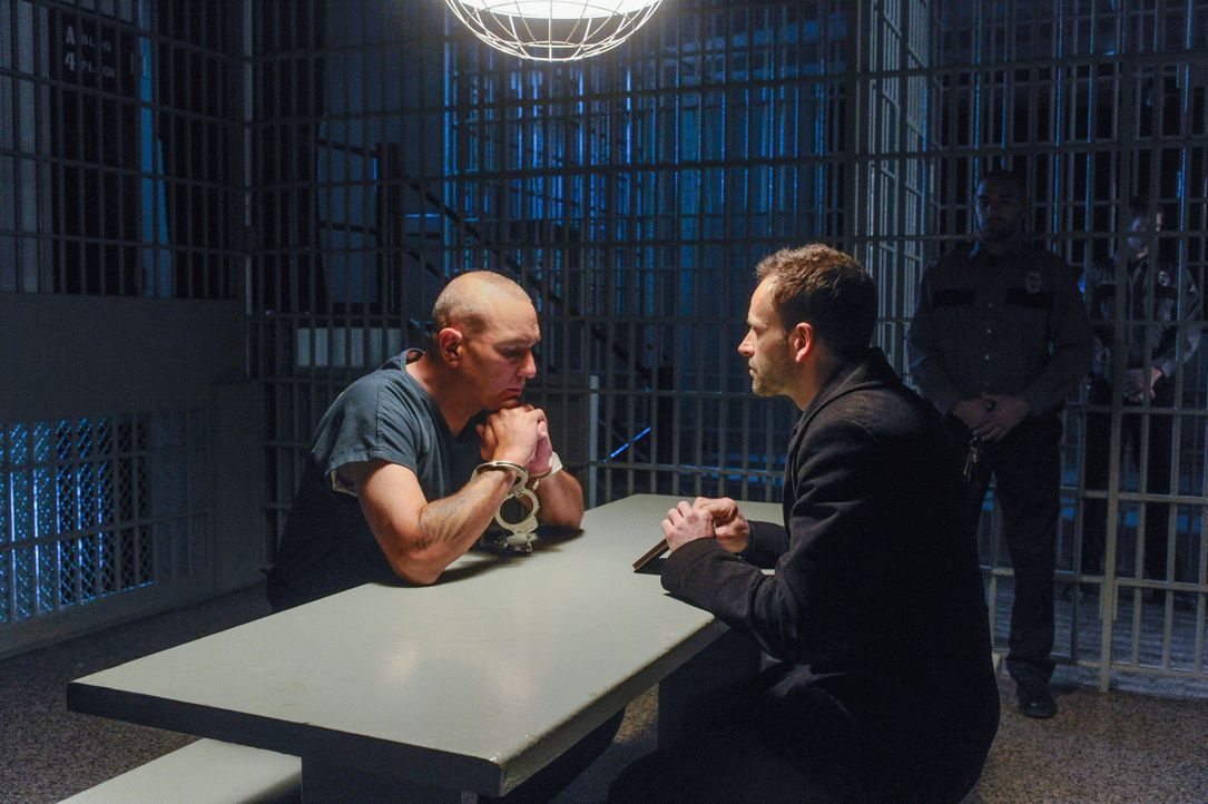 Sherlock Holmes (Jonny Lee Miller, r.) setzt seine Jagd auf Moriarty fort, als er von Sebastian Moran (Vinnie Jones, l.) erfährt, dass ein Mann, de... - Bildquelle: CBS Television