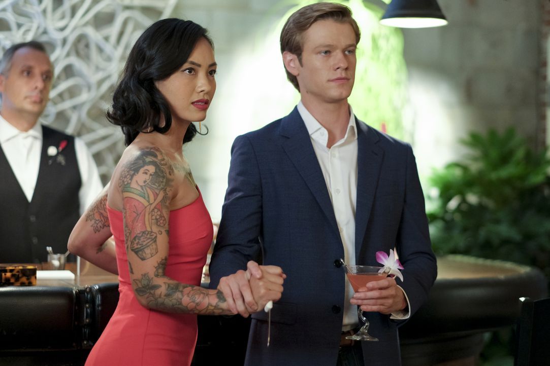 Desi Nguyen (Levy Tran, l.); Angus MacGyver (Lucas Till, r.) - Bildquelle: Mark Hill 2020 CBS Broadcasting, Inc. All Rights Reserved. / Mark Hill