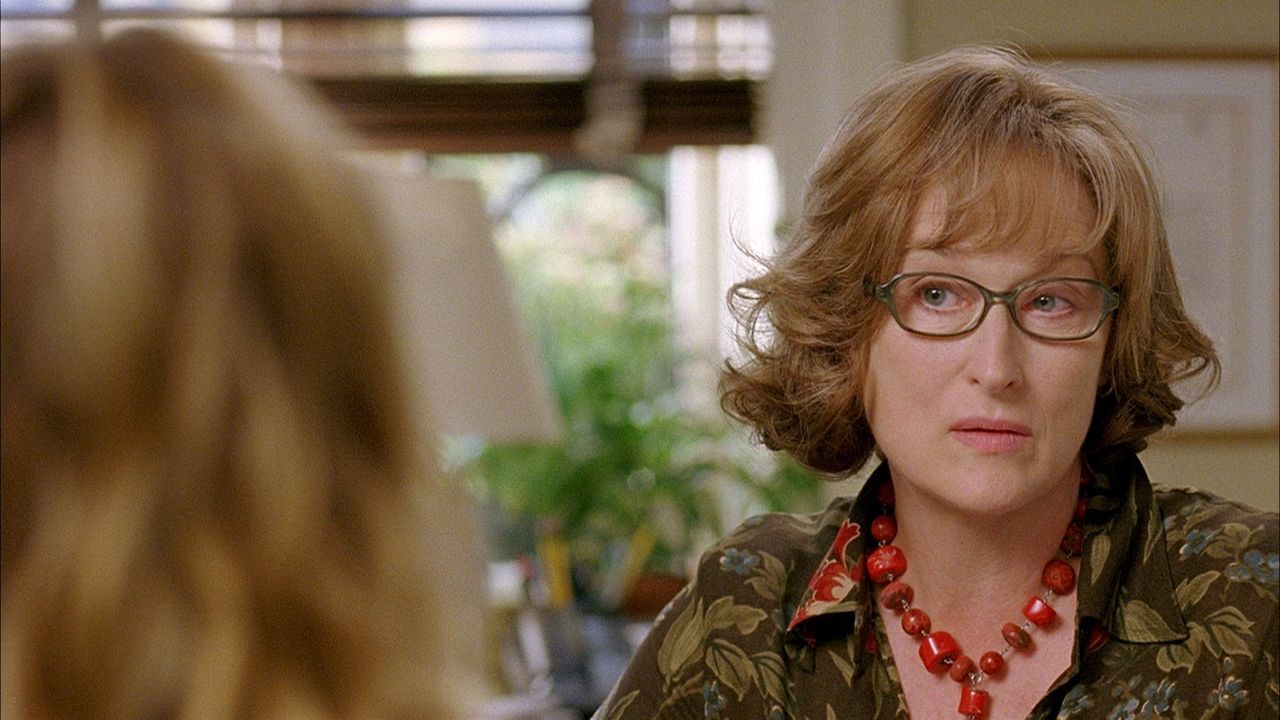 Dr. Lisa Metzger (Meryl Streep, r.) gerät in einen Interessenskonflikt, als sie erfährt, dass ihre Patientin Rafi (Uma Thurman, l.) die neue Freundi... - Bildquelle: TOBIS FILM