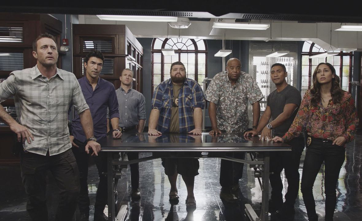 (v.l.n.r.) Steve McGarrett (Alex O'Loughlin); Adam Noshimuri (Ian Anthony Dale); Danny "Danno" Williams (Scott Caan); Jerry Ortega (Jorge Garcia); L... - Bildquelle: 2019 CBS Broadcasting, Inc. All Rights Reserved