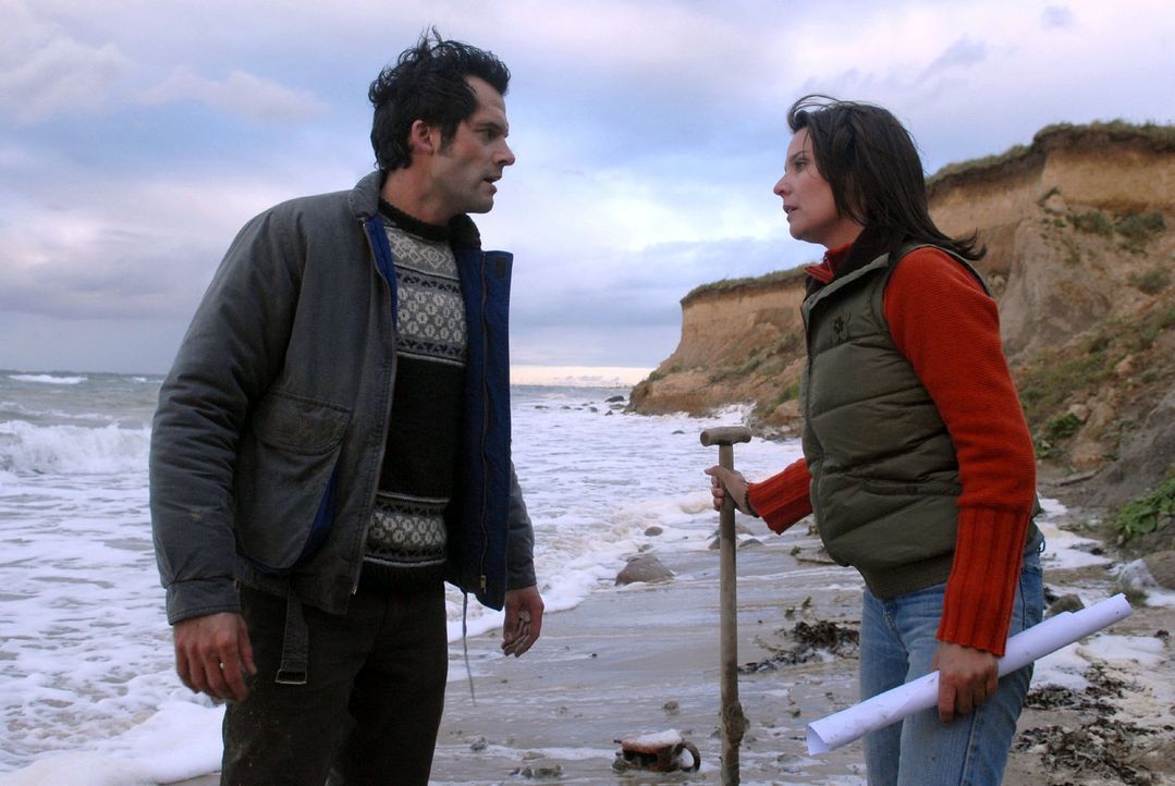 Jana (Désirée Nosbusch, r.) und Henning (Martin Rapold, l.) suchen den Strand ab, als Janas Detektor anschlägt. Sie beginnen an der Stelle zu gra... - Bildquelle: Susanne Dittmann Sat.1